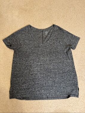 Old Navy Women's Short Sleeve V-Neck Top in Heather Gray